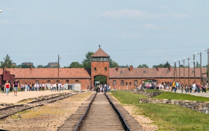 Администрация Освенцима пристыдила экскурсантов